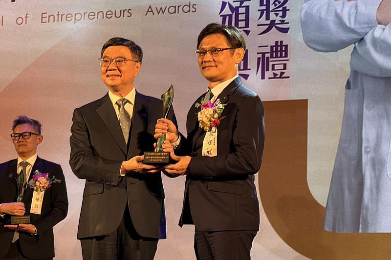 行政院院長卓榮泰頒發「創業楷模」予海大生科傑出系友蔡守冠