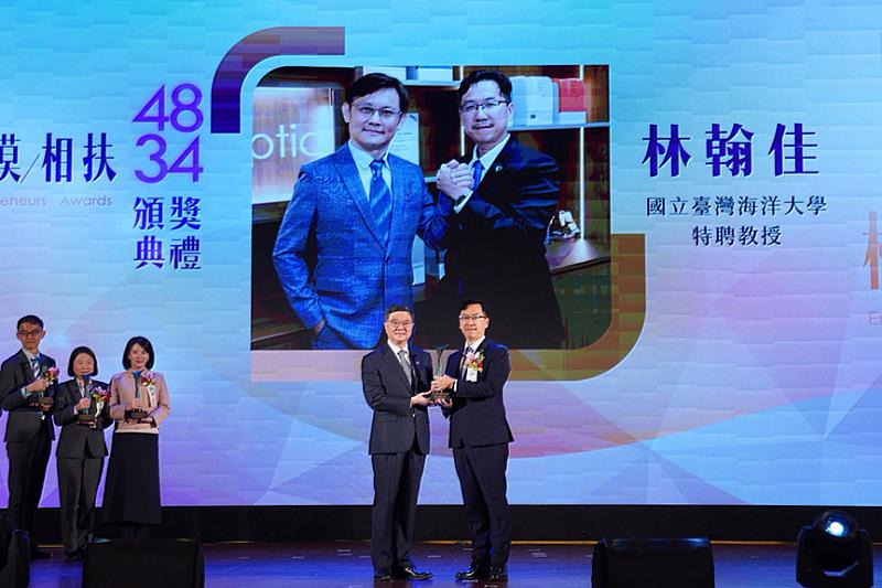 行政院院長卓榮泰頒發「創業相扶獎」予海大林翰佳特聘教授。