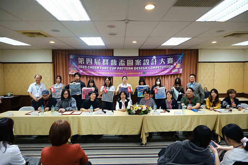 崑山科大攜手群馥實業舉辦群馥盃圖案競賽,全體合影。
