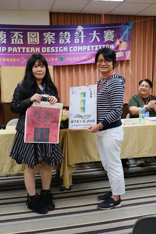 國立臺北教育大學楊檀寧（左）榮獲大專組群馥獎，由群馥實業吳馥妃特助(右)頒獎。