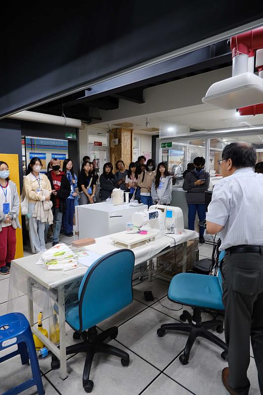 應材系莫定山主任帶領參賽選手及家長參觀織物染整及印花類產線。
