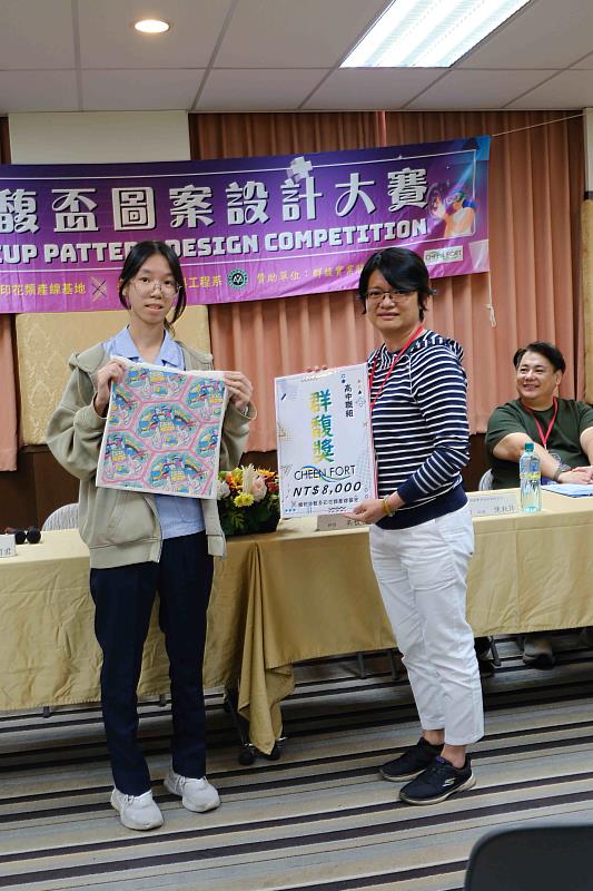 臺中高工陳柔伊(左)榮獲高中職組群馥獎,群馥實業吳馥妃特助(右)頒獎。