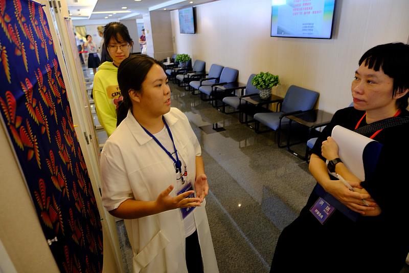 大專組入圍選手向評審說明作品理念。