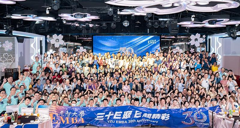 元智大學30E聚E起精彩校友師生超過350人合影留下見證。