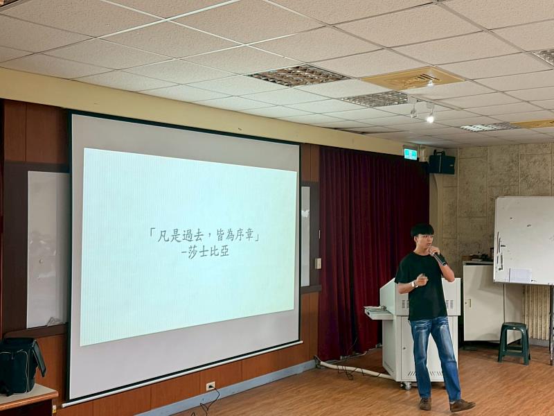 機械系一年級周黓講述日新月異的人生經驗,獲得第1名。