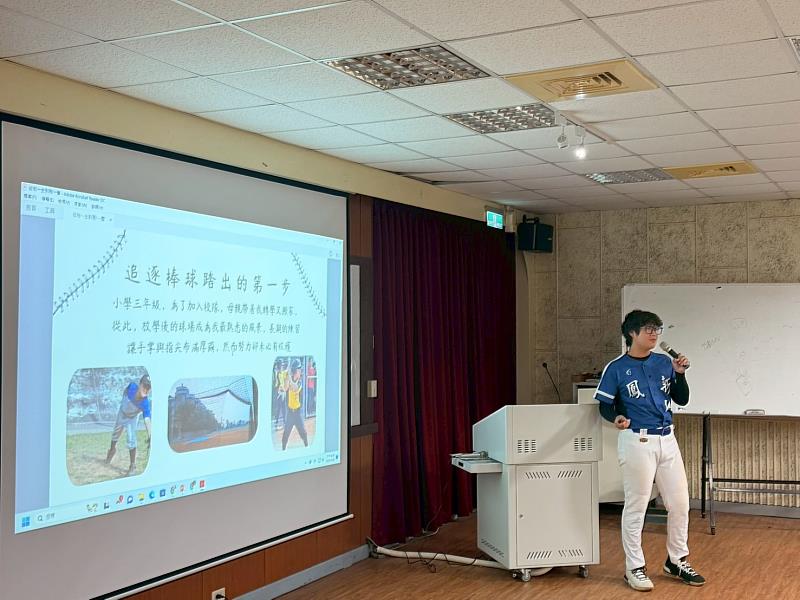 休運系蔡閔恩分享自己的棒球成長故事,獲得第1名。