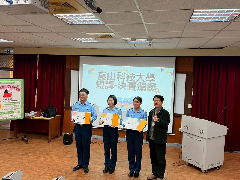 通識中心張世熙主任(右1)頒獎給空軍航空技術學院前3名得獎者。