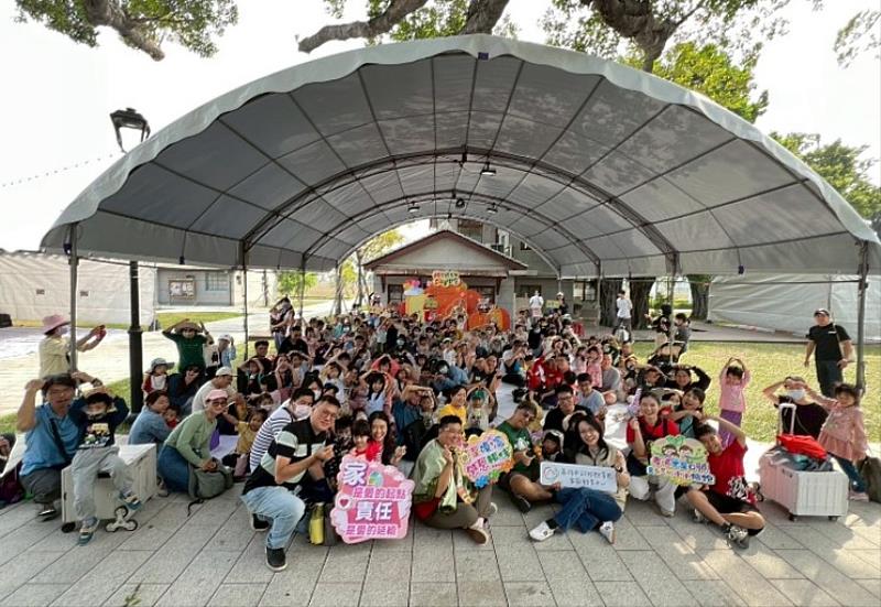 《親子感恩日・幸福童樂營》活動大合照，留下滿滿幸福笑容。