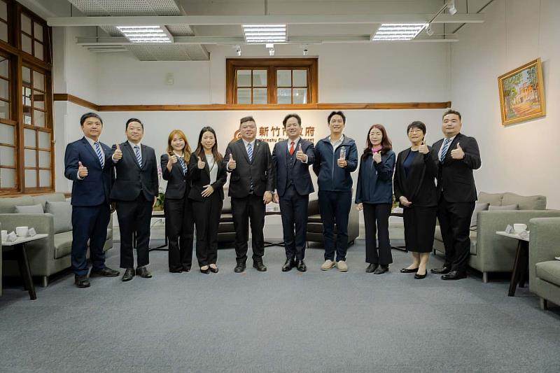 國際青年商會中華民國總會新任總會長張旭志率團拜會拜會竹市府合影。