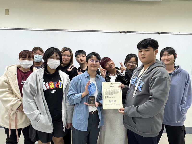 學生與陳銹蔚社工合影。