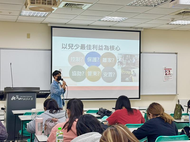 陳銹蔚社工分享青少年社會工作服務的第一線挑戰與倫理議題。