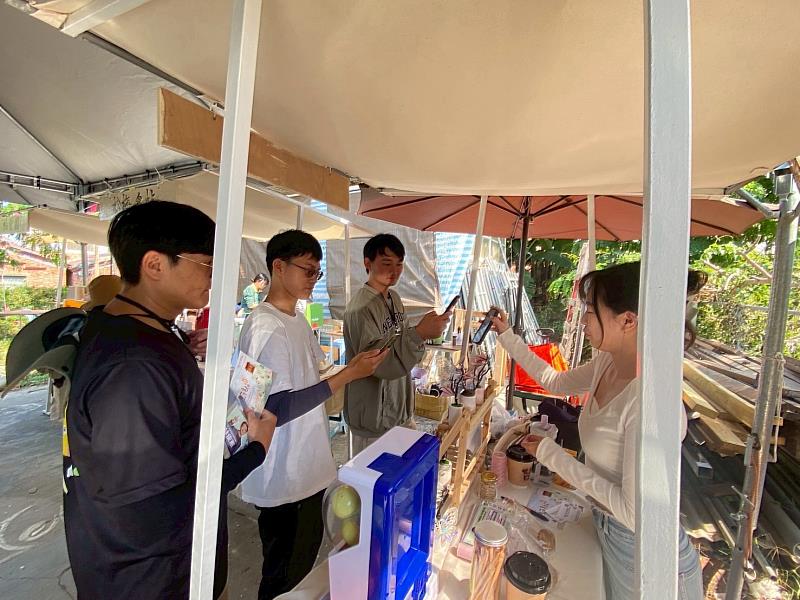 公廣系學生向民眾介紹協會理念與宗旨。