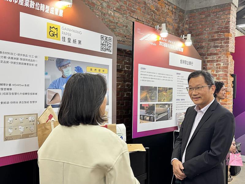 來賓巡展。