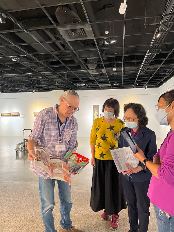 作者高智能介紹教科書插畫。