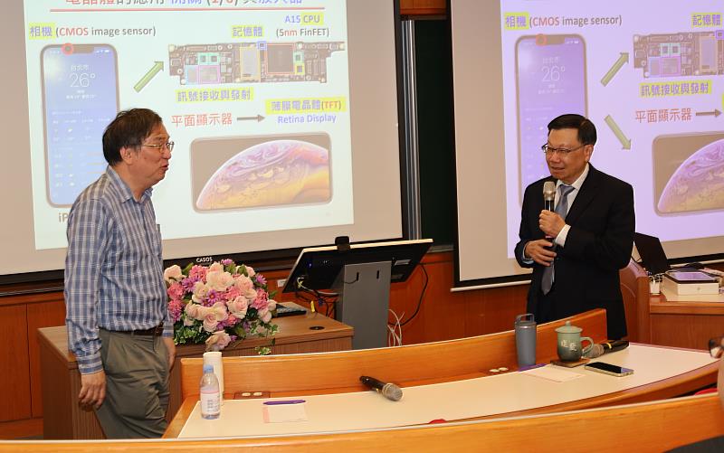 亞大校長蔡進發（右）與張鼎張教授（左）交流。