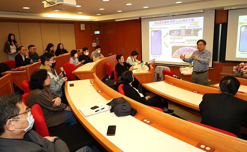 張鼎張教授回答亞大同學未來職涯規畫問題。