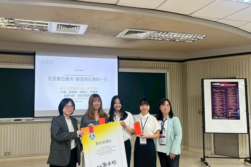 獲獎者與教育部師長、指導老師於會後交流，分享教學創新歷程與學習心得。