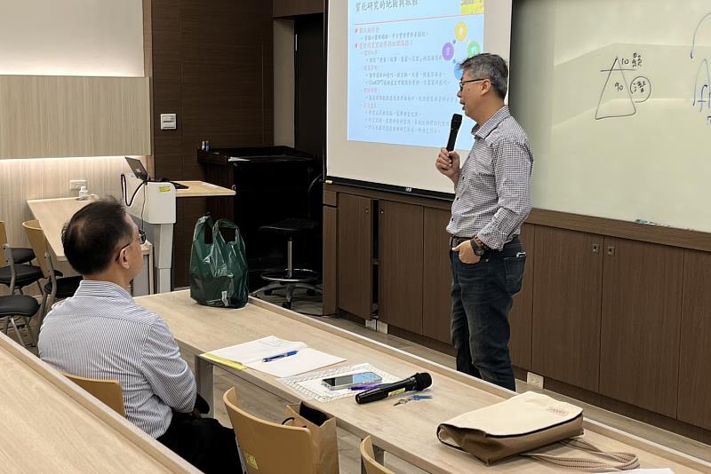 李慶芳教授說明質性研究從研究設計、田野實作到分析呈現的完整操作流程。