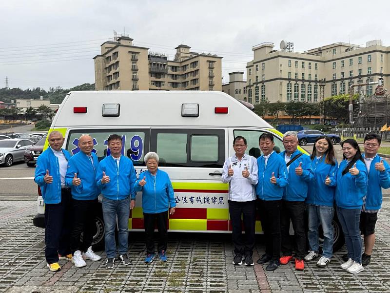 局長與捐贈者於救護車前合影。