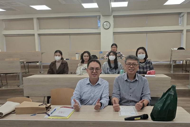 南大科管碩士班專題研討邀請李慶芳教授主講「故事偵探學」，帶領學生深入理解質性研究方法。