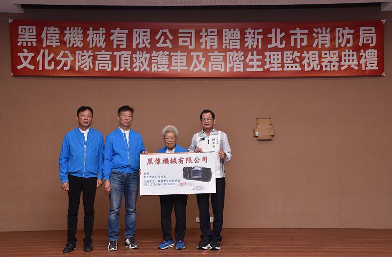 捐贈者捐贈生理監視器展示板,由局長代表受贈。