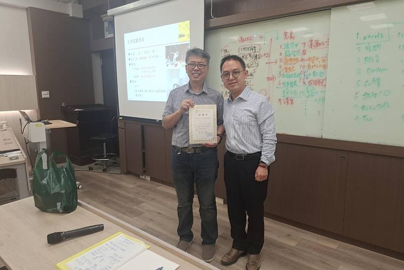 南大經營與管理學系主任蕭詠璋出席專題研討,說明後續研究社群與資源規劃方向。