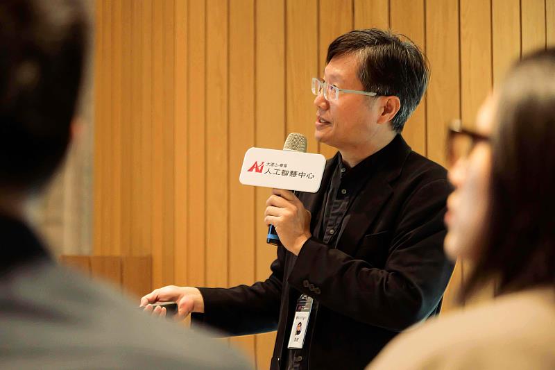 大渡山東海人工智慧中心邱浩修主任指出,AI透過語意生成、知識讀取與自動建模,可在前期快速建立模型、減少資訊斷層。