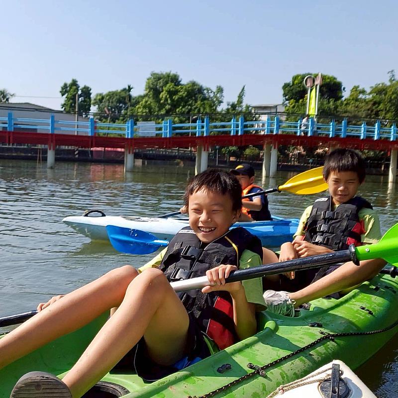 南華大學舉辦「划出大愛．體驗和諧」獨木舟體驗活動，中林里里民在中林湖航行獨木舟。