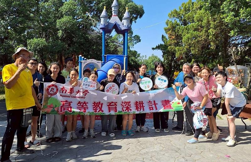 南華大學舉辦「划出大愛．體驗和諧」獨木舟體驗活動，參與人員合影留念。