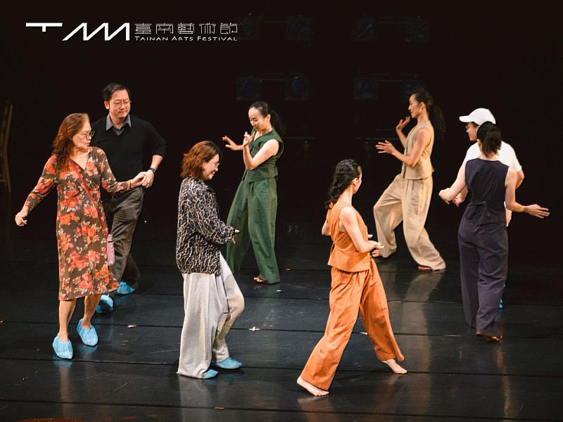 伍拾製作《咖啡廳Dance to 40+》邀觀眾一同共舞。