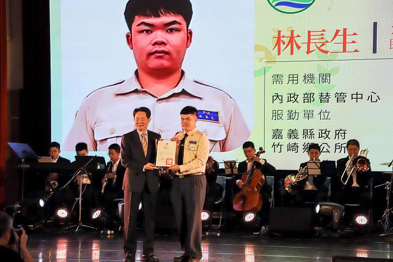 內政部表揚績優替代役 嘉義縣民政處與3名役男獲獎