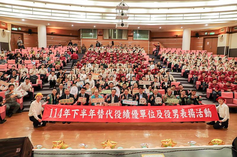 內政部表揚績優替代役 嘉義縣民政處與3名役男獲獎