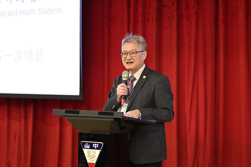 中山醫大校長黃建寧於開幕式致詞，強調職安教育在高齡化與永續需求下的重要性。