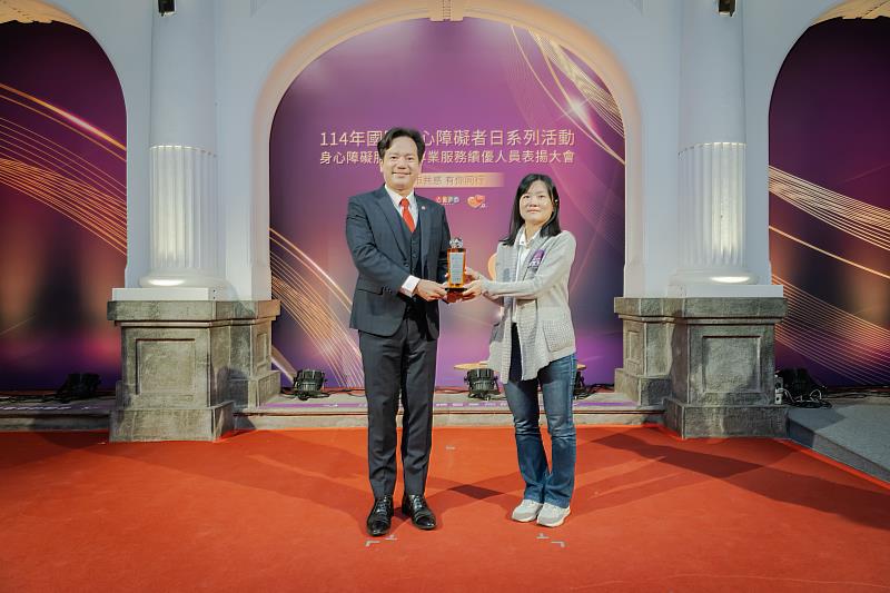 代理市長邱臣遠頒發服務績優獎－社政類：鍾宜芳