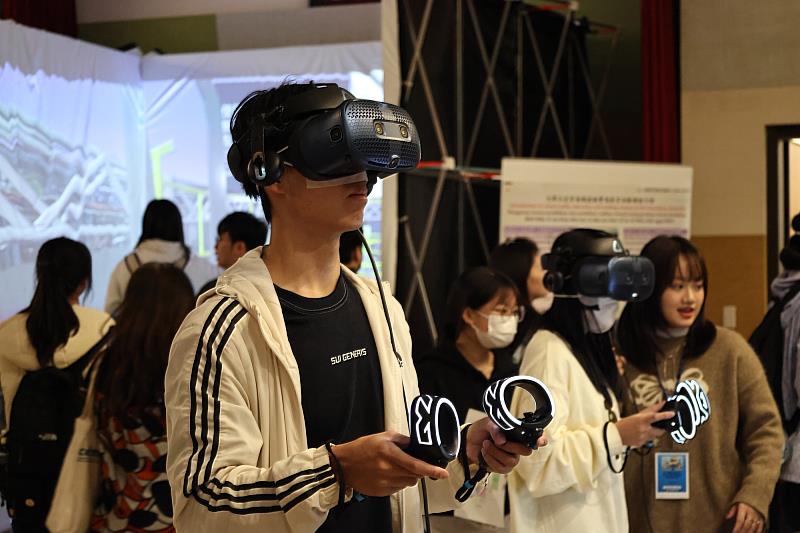 學生於現場操作虛擬實境（VR），體驗化學品洩漏與危害辨識等情境的體感訓練。