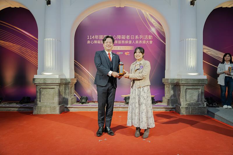 代理市長邱臣遠頒發服務績優獎－社政類：柯雅菁