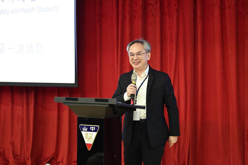 勞動部勞研所副所長陳育偉出席研討會，肯定學生研究成果並鼓勵青年投入職安領域。