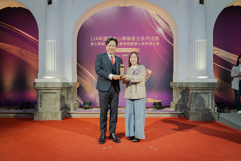 代理市長邱臣遠頒發服務績優獎－社政類：何靜宜