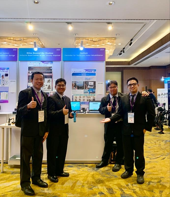 施金波老師（左1）團隊於2025 gSIC國際創新挑戰賽會場展示發明作品。