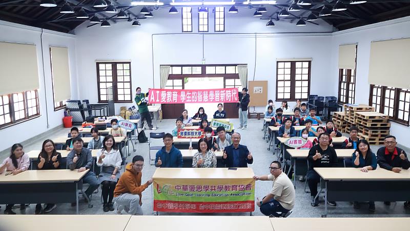 AI素養向下扎根！育達科大攜手竹南國中舉辦AI培力挑戰日。
