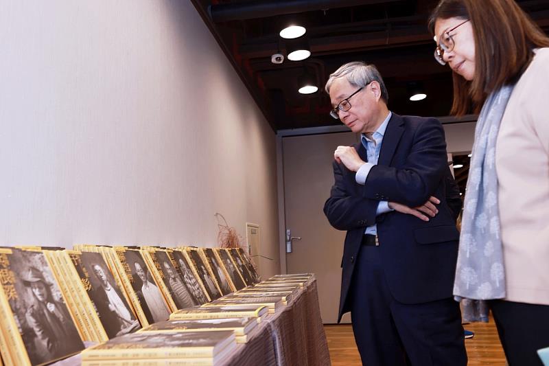 「家庭美術館-美術家傳記叢書」今年度發表10本藝術家傳記,文化部長李遠(左)逐一翻閱瞭解。