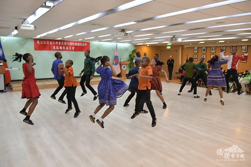 非洲阿彌陀佛關懷中心學員帶來非洲傳統舞蹈。