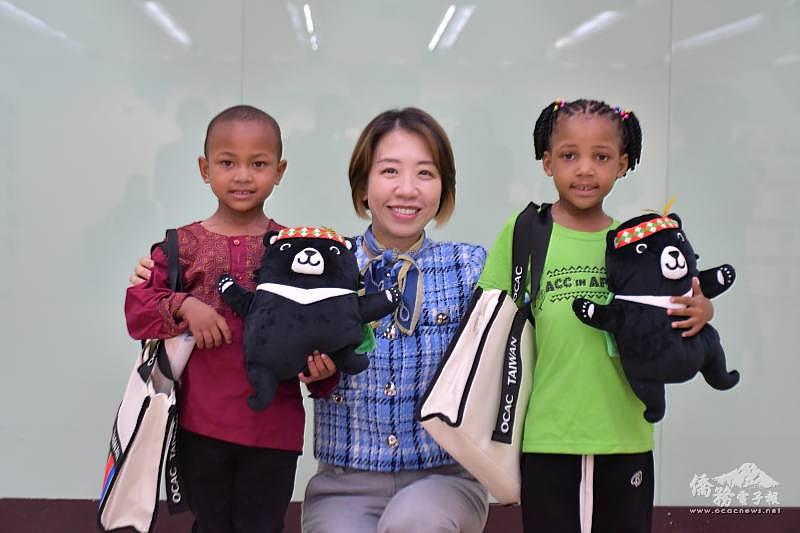 李姸慧致贈紀念品予關懷中心學員。