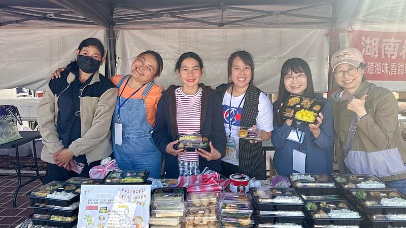 全聯慶祥慈善事業基金會社工督導陳芷萱(右3)與新竹縣新住民家庭服務中心社工督導陳佳芬(右1)、社工陳慧美(右2)在嘉年華會上拜訪由中心輔導的印尼攤商,一起支持這些努力創業的姊妹們。