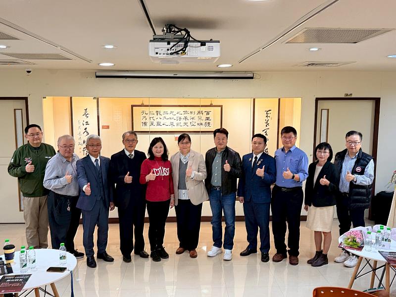 中臺科大陳錦杏校長（左5）、郭榮昌董事（左4）、校友總會朱光華理事長（左3）、系所主管們與2025年傑出校友合影。