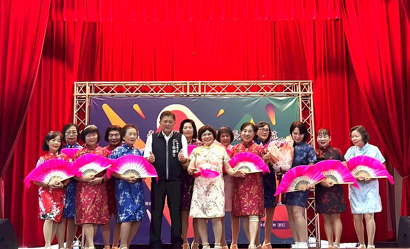 清水區區長蔡慶生（中）肯定清水區長青學苑學員的學習成果。