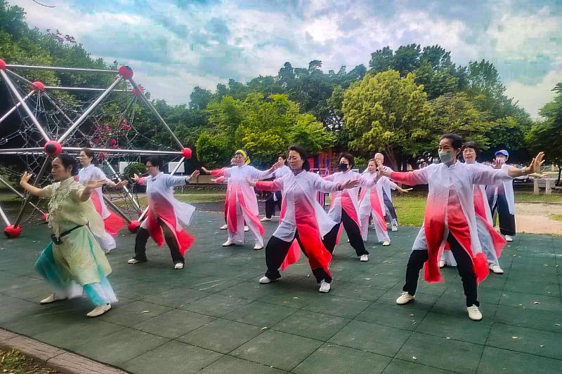 強調養生健身太極氣功班，是清水區長青學苑的一大特色。