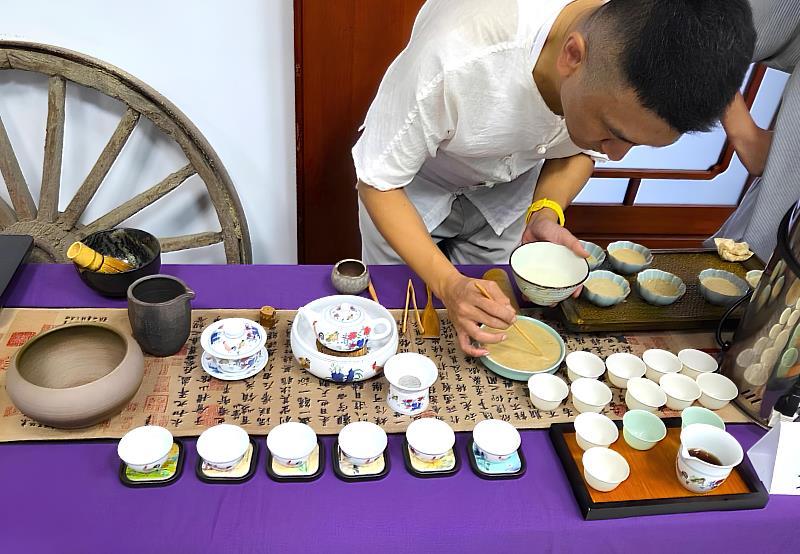 中華茶道文藝初階班學員展現茶藝學習成果,大受好評。