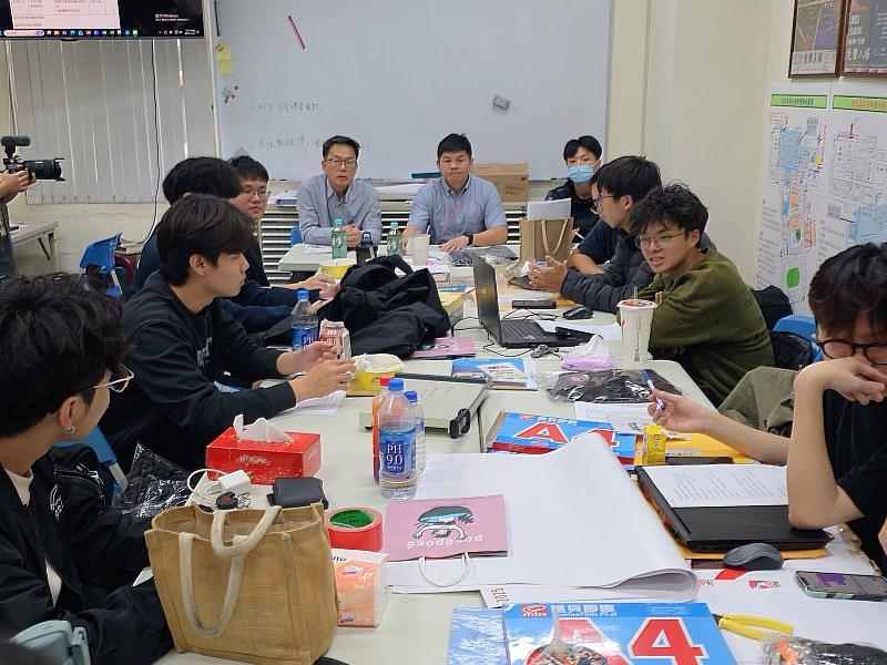 從教室到實戰！ 學生幹部們正在指導老師許哲嘉、張明豪的指導下，將課堂所學的專案管理和工程知識，實際應用於車展的複雜籌備中。這正是南臺科大 「做中學」 主動學習精神的最佳體現。