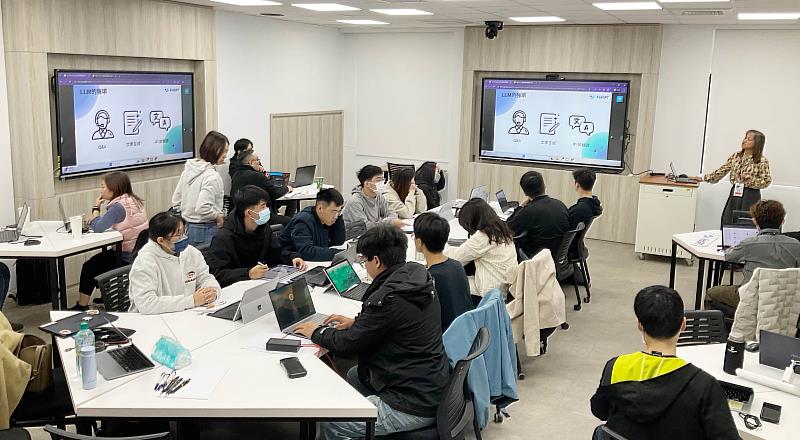 11月28日第一梯次「FedGPT認證課程」實作工作坊,由台灣人工智慧實驗室李亞珍專案經理講授Prompt Engineering課程。(圖/淡江大學提供)